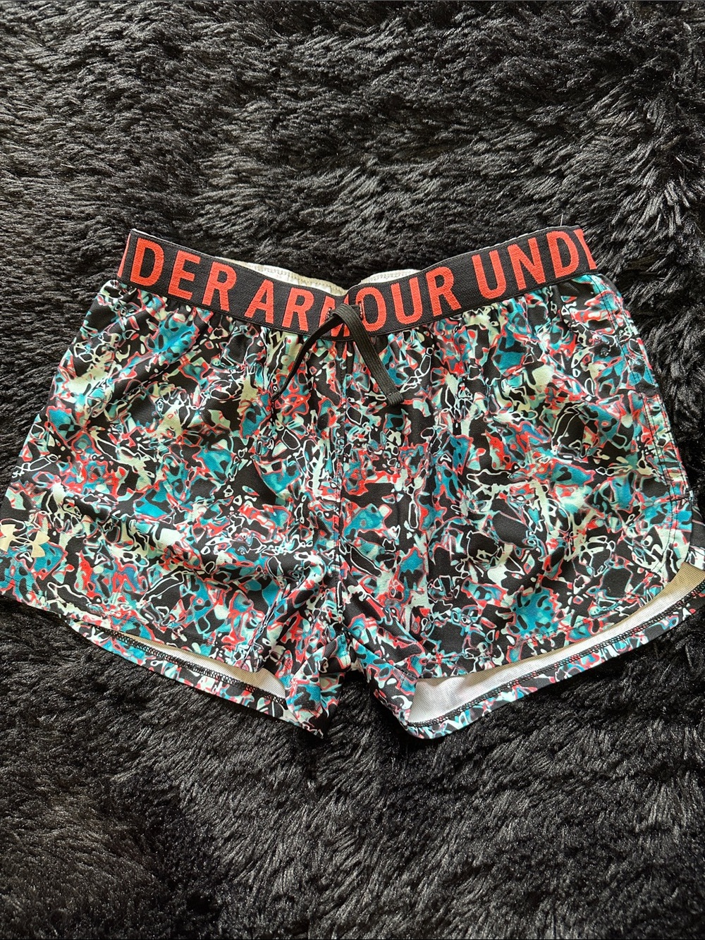 Under Armour Black Multicolor Abstract Print Athletic Shorts Youth XL